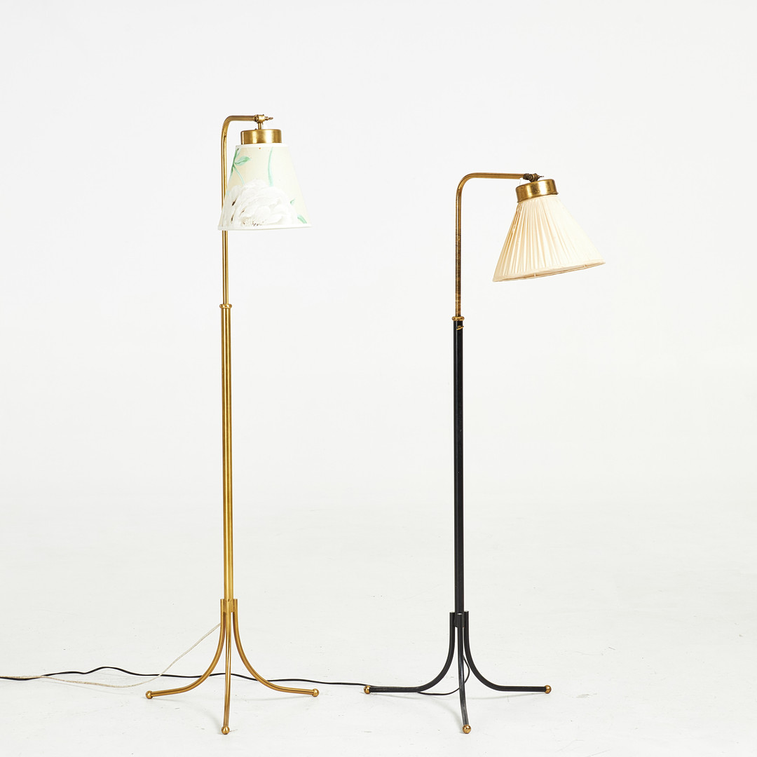 JOSEF FRANK. Golvlampor, 1 par, no. 1842, för Firma Svenskt Tenn, ställbar höjd, justerbara, mässing och svartlackerad metall.