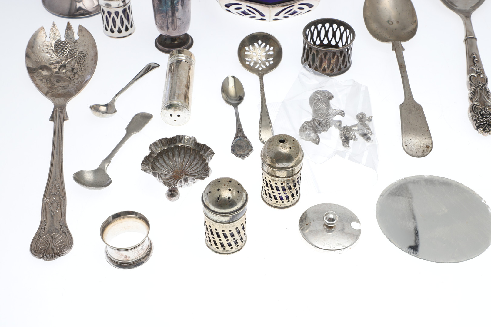 A QUANTITY OF SILVER PLATED WARES AND COLLECTABLES.