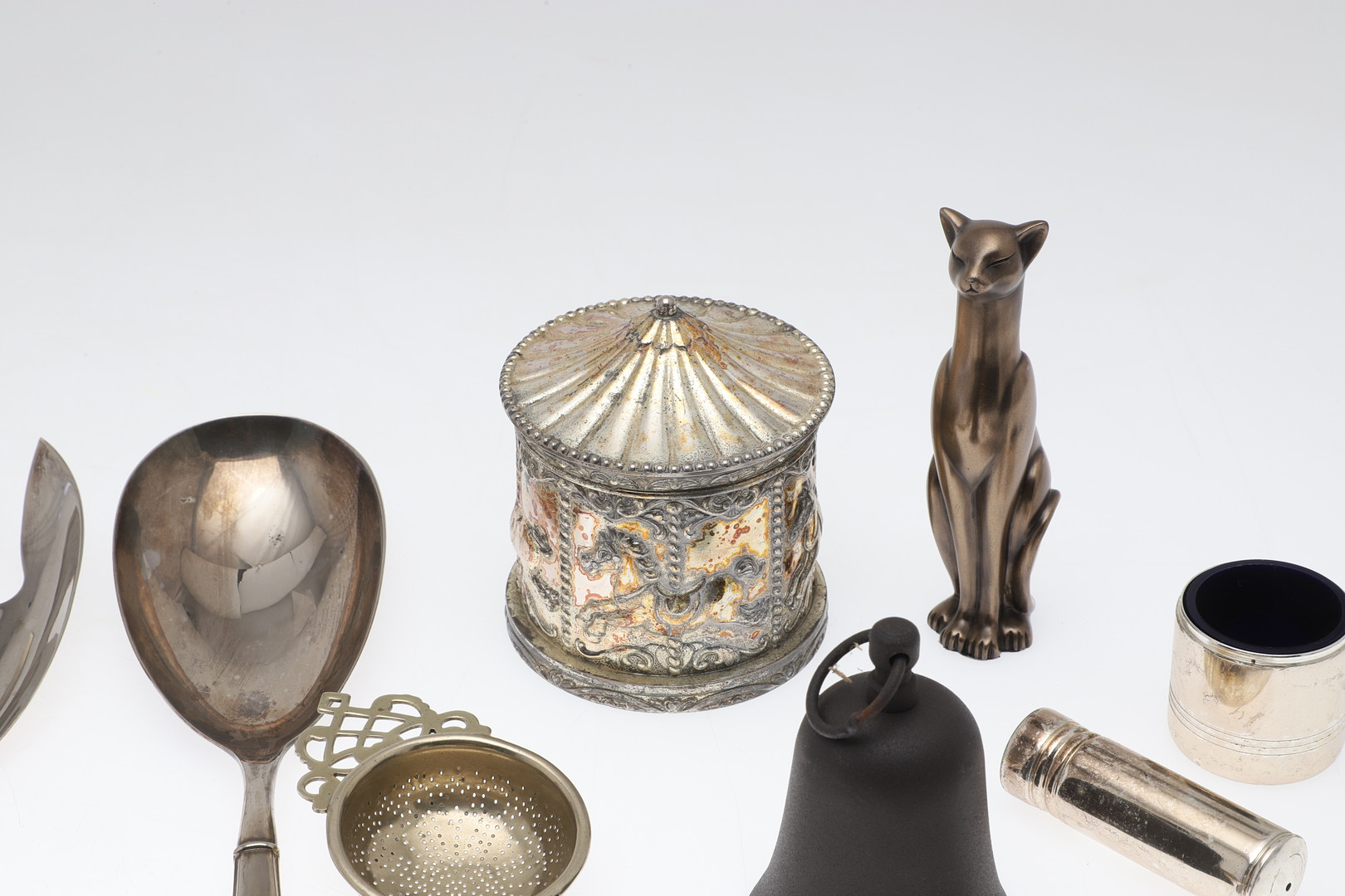 A QUANTITY OF SILVER PLATED WARES AND COLLECTABLES.