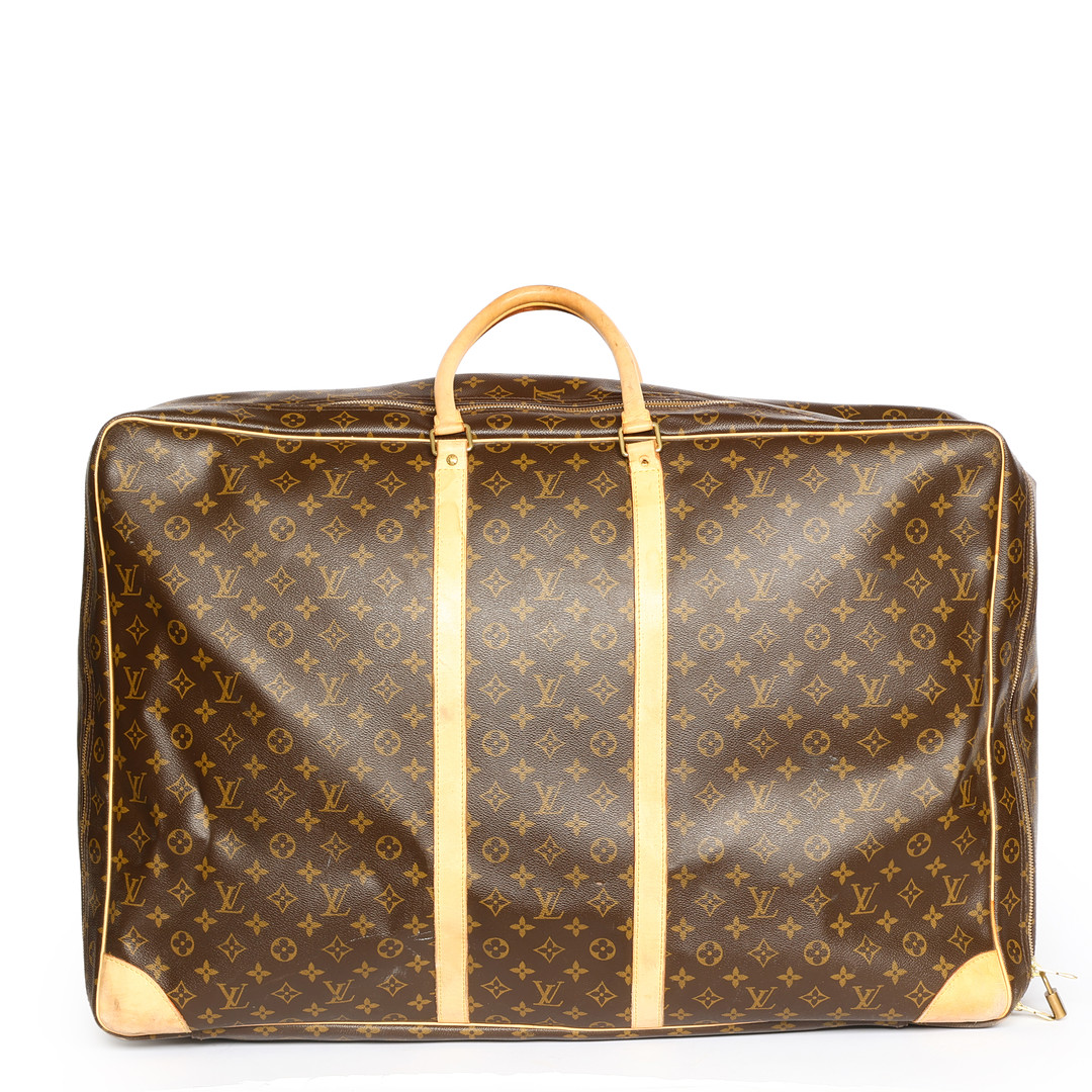 LOUIS VUITTON. “Sirius 70” rejsetaske - blød kuffert af brunt monogram kanvas med brune læderbesætninge. Frankrig.