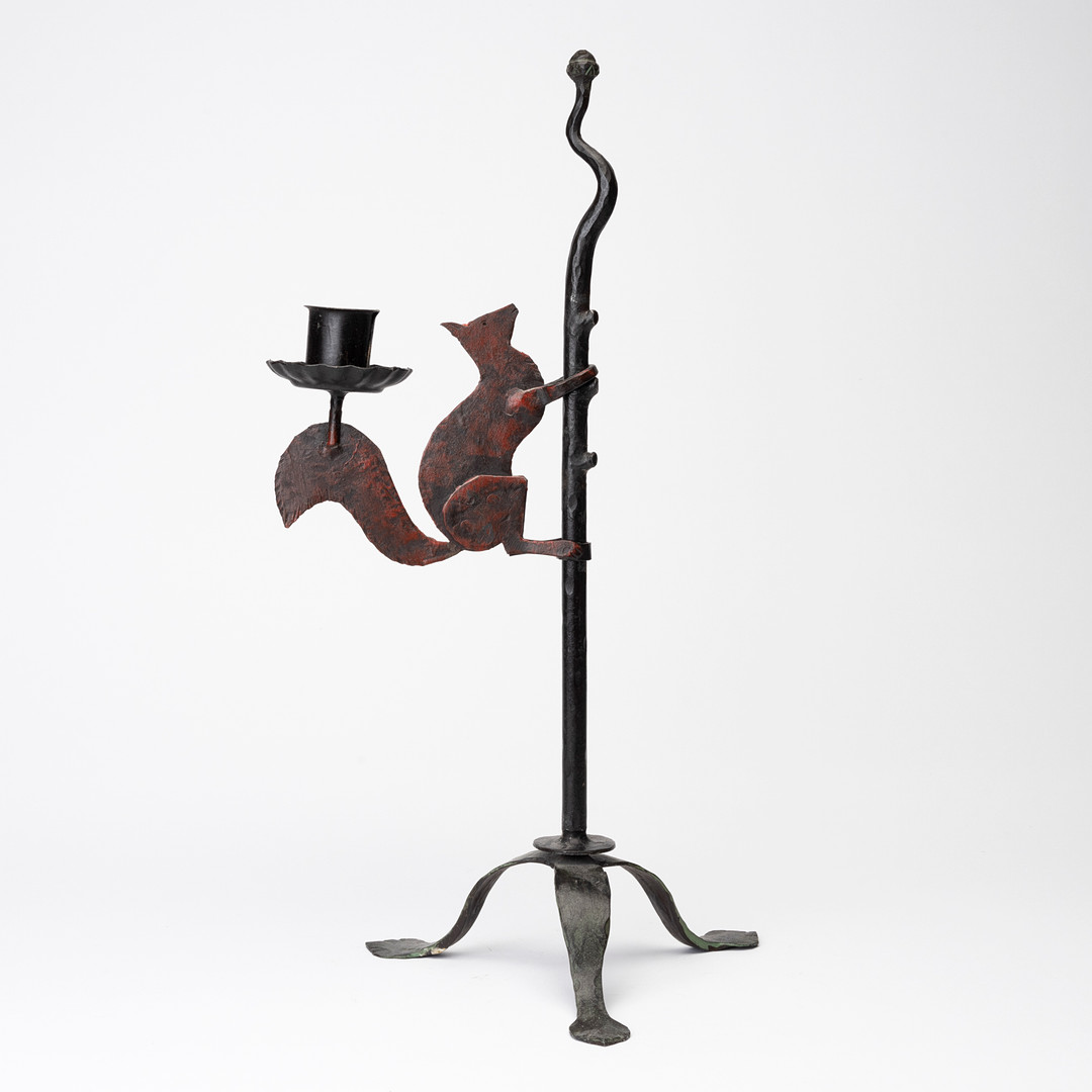 LJUSSTAKE, smide, med dekor av ekorre, 1900-talets första hälft.