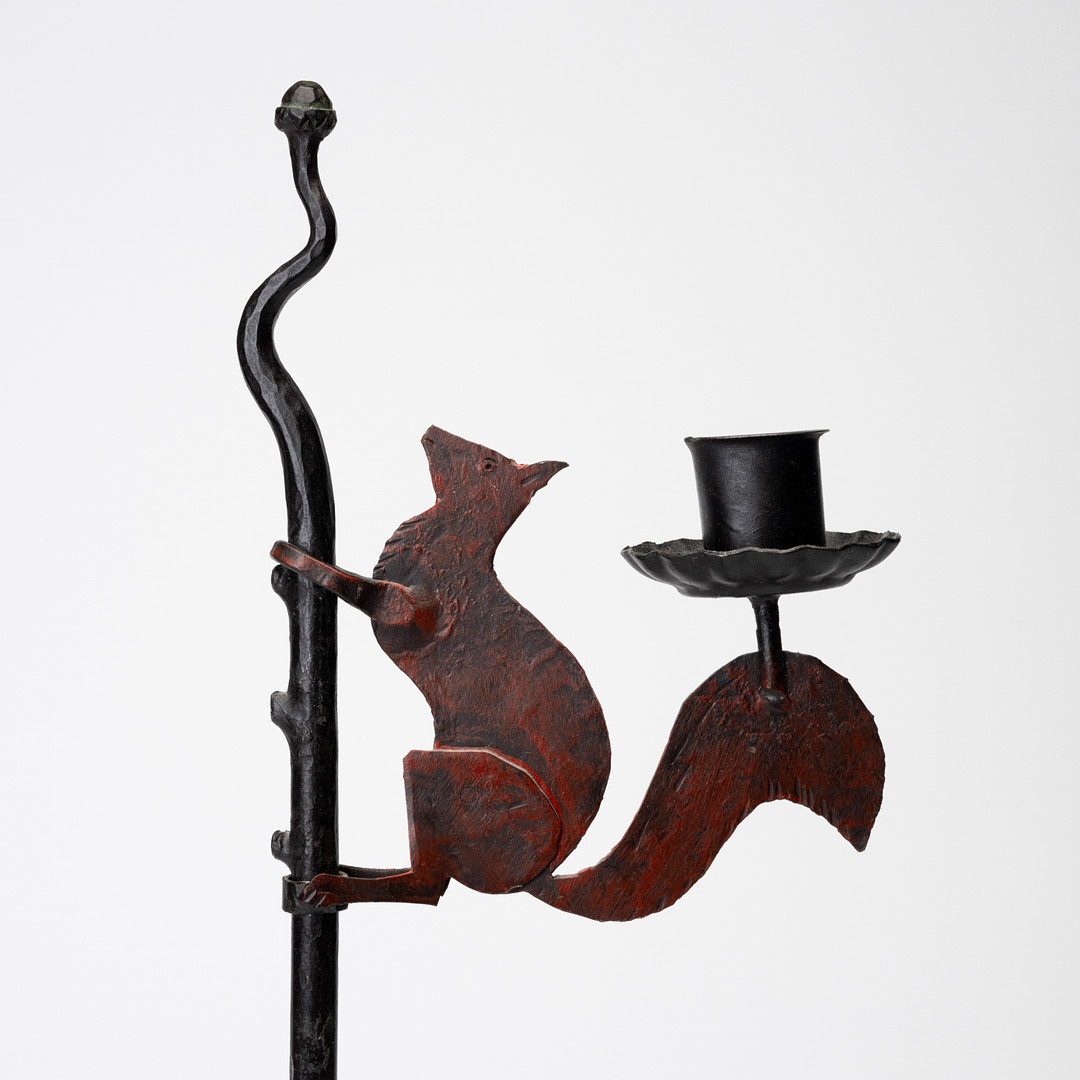 LJUSSTAKE, smide, med dekor av ekorre, 1900-talets första hälft.