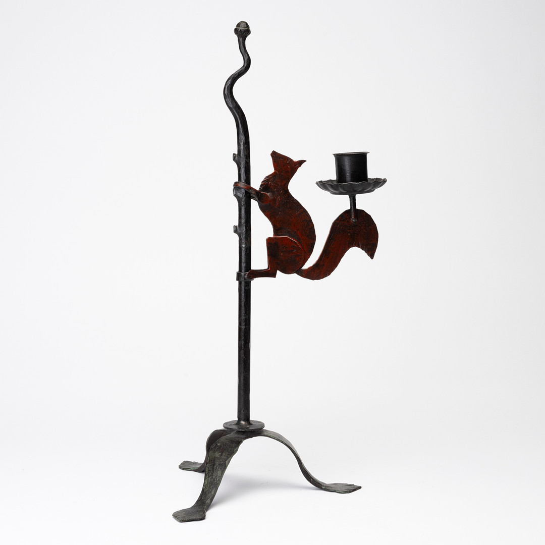 LJUSSTAKE, smide, med dekor av ekorre, 1900-talets första hälft.