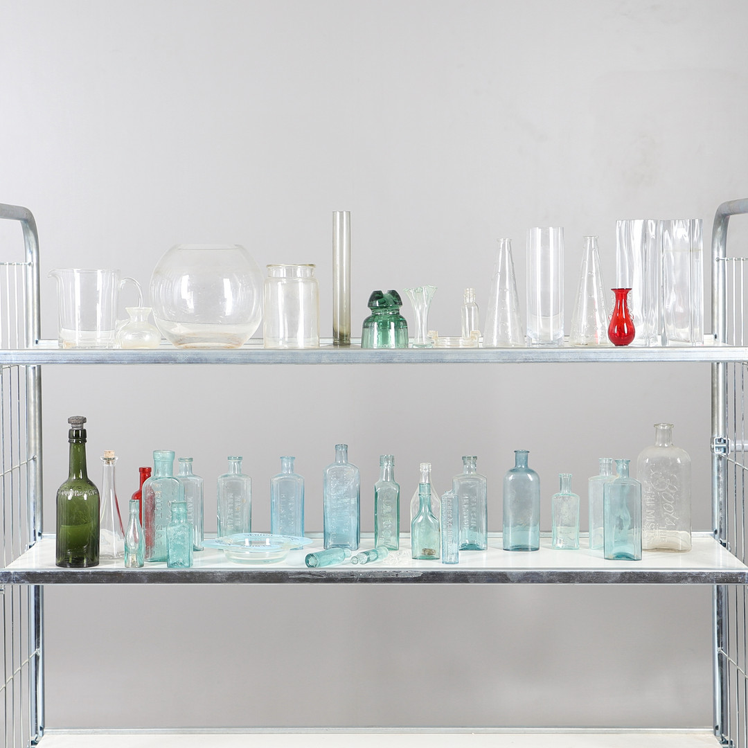 SELECTION OF GLASSWARE.