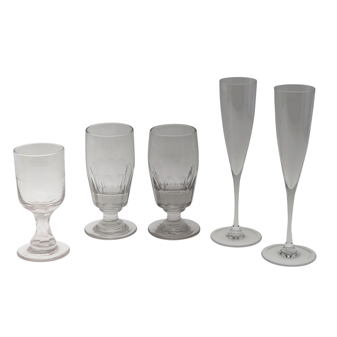 A MIXED LOT OF FIVE DRINKING GLASSES.