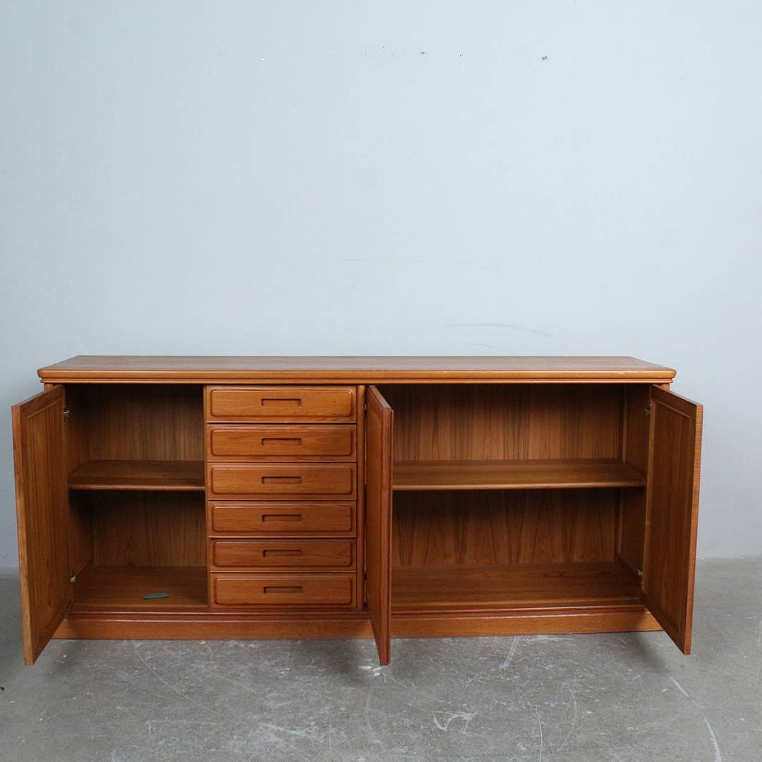 Sideboard aus massivem Teakholz der 1970er.