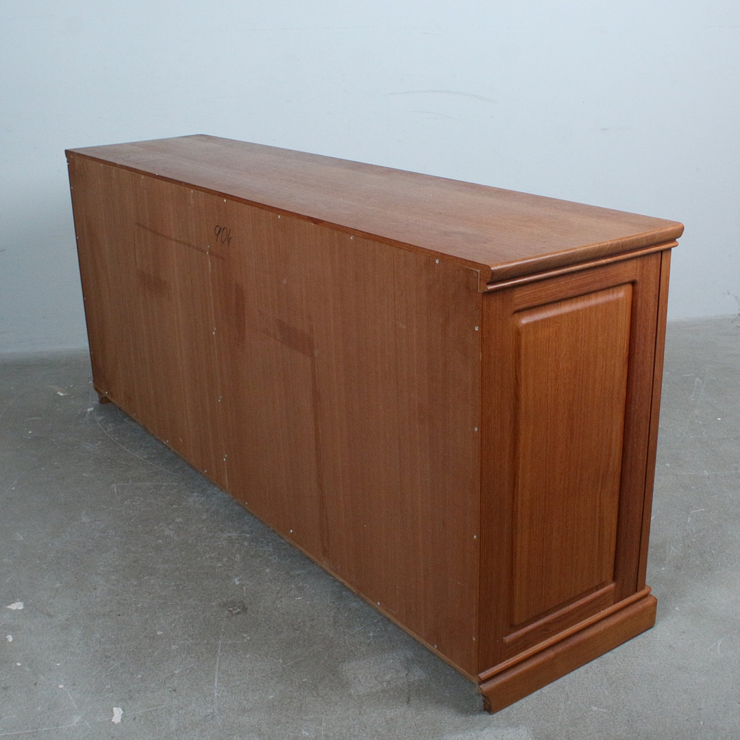 Sideboard aus massivem Teakholz der 1970er.