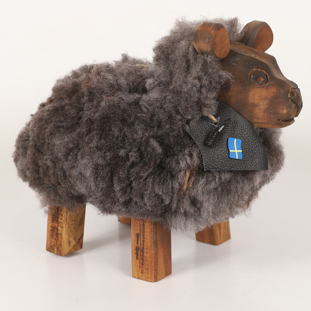 SKULPTUR/PALL, "Teddy", får, trä/fårskinn, Lammskinnsgalleriet, Sverige.