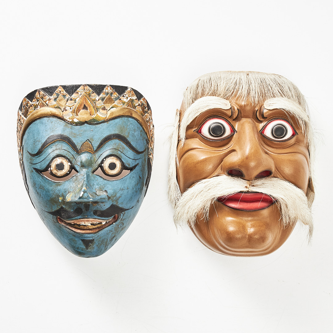 MASKER, 2 stycken, Indonesien, 1900-tal, skuret och bemålat trä, en med pälsapplikationer.