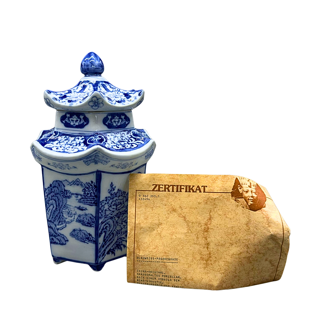 CHINESISCHE PAGODENVASE AUS PORZELLAN IM STIL DER QING-DYNASTIE MIT ZERTIFIKAT.