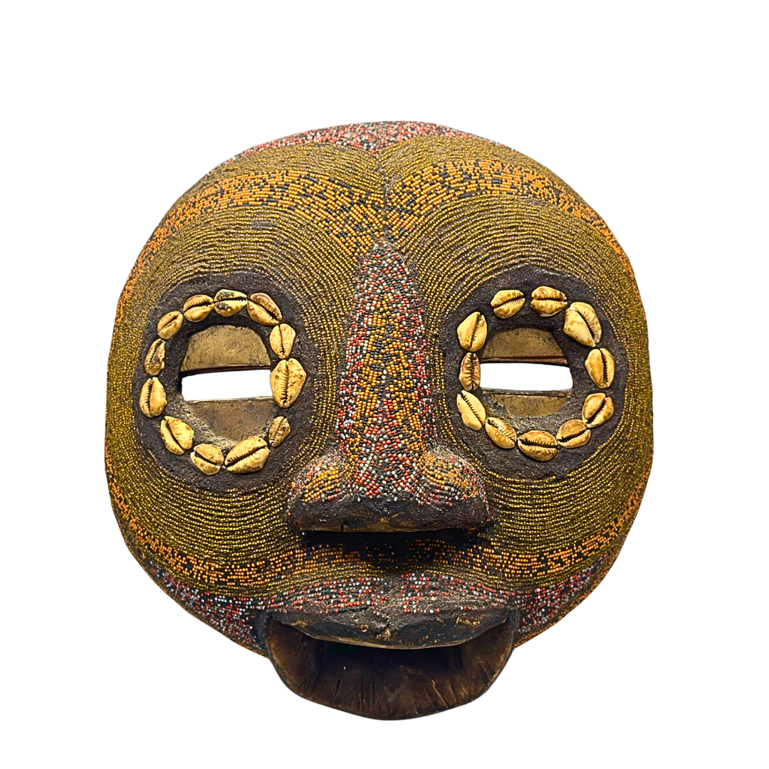 TRIBALMASKE AUS HOLZ, VERZIERT MIT PERLEN UND MUSCHELN - REPUBLIK KONGO.