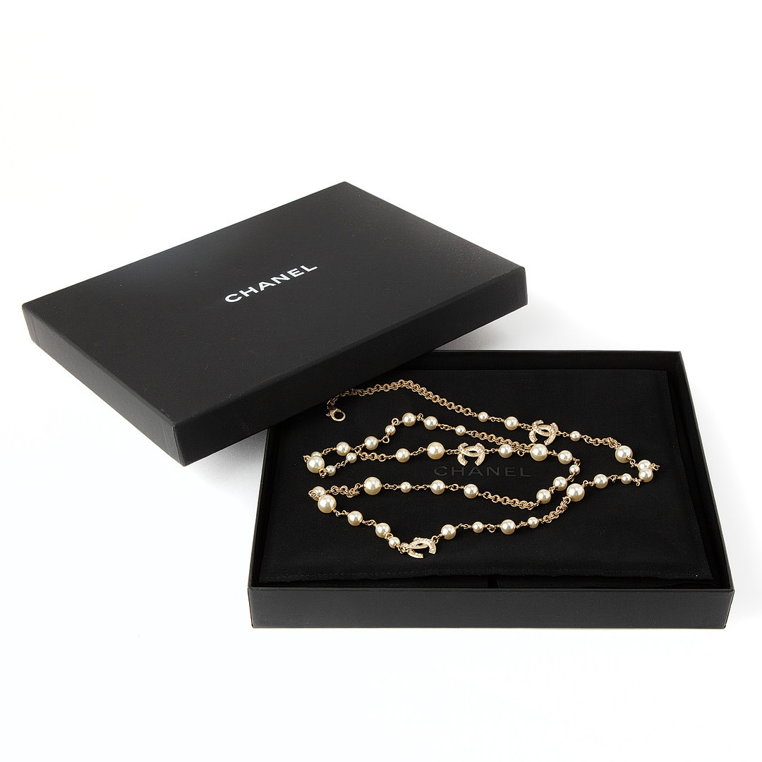 CHANEL, collier, gulmetall med imitationspärlor.