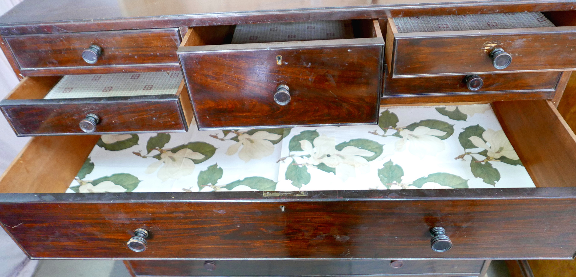 AN EDWARDIAN MAHOGANY CHEST OF FIVE SMALL OVER FOUR LONG DRAWERS.