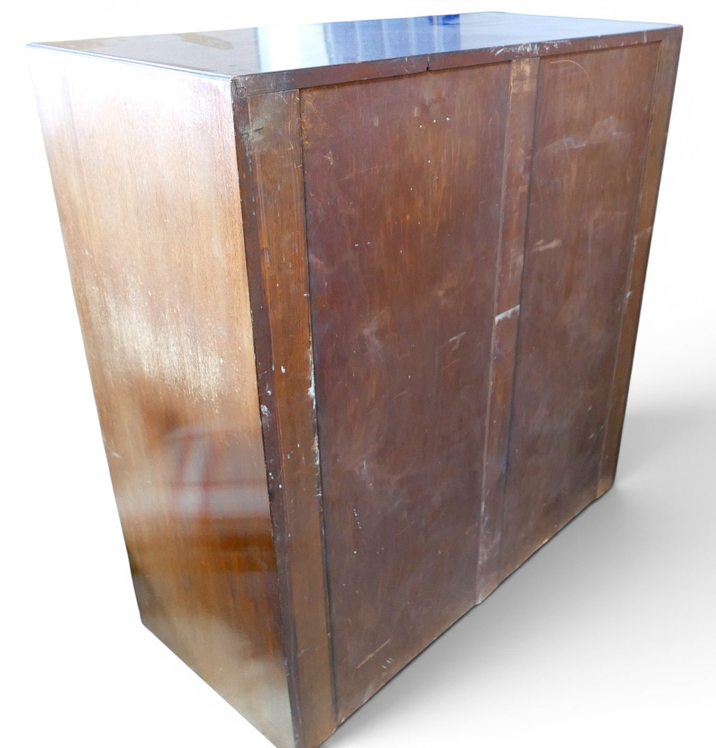 AN EDWARDIAN MAHOGANY CHEST OF FIVE SMALL OVER FOUR LONG DRAWERS.