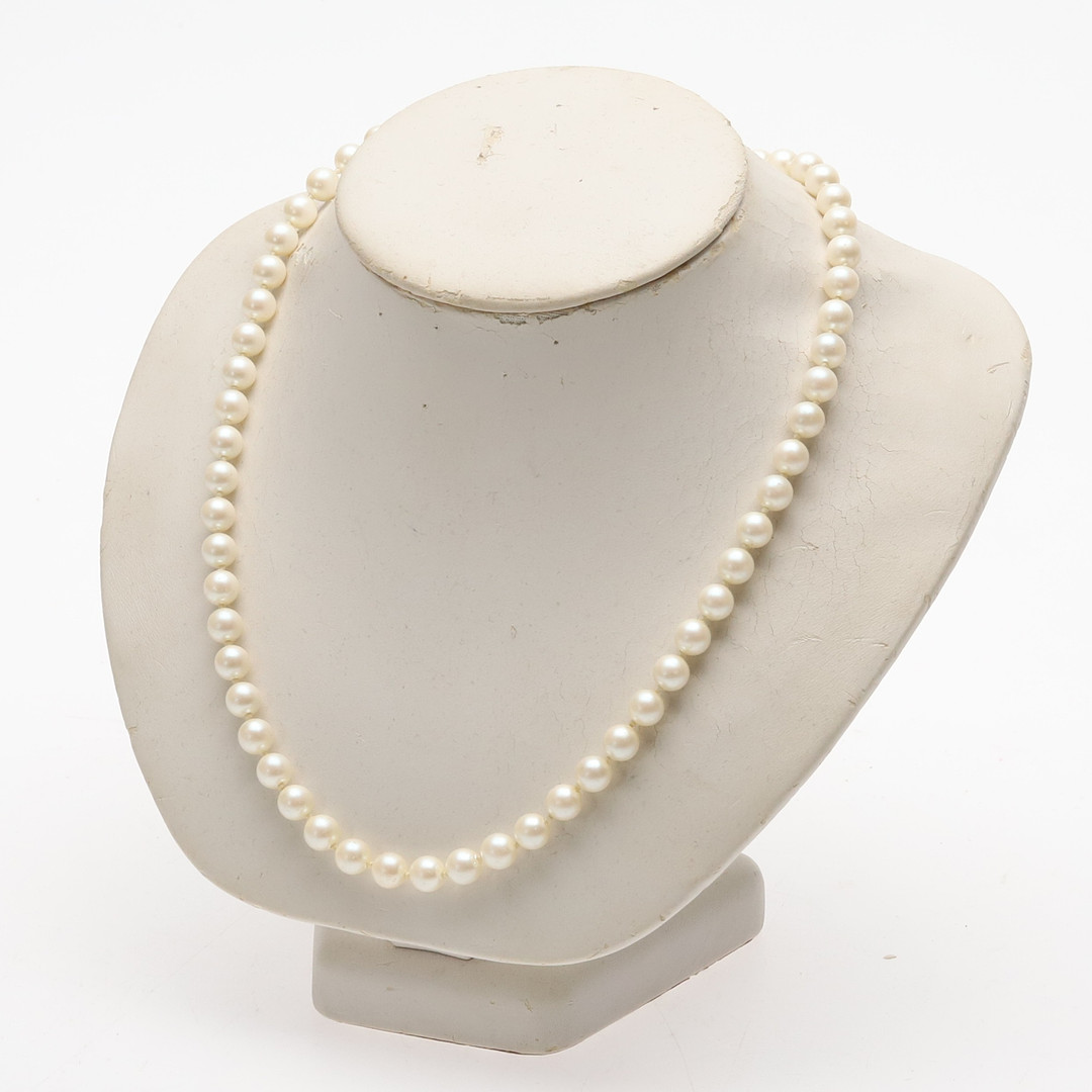 PÄRLCOLLIER, lås i silver, odlade saltvattenspärlor, stämplad 835.