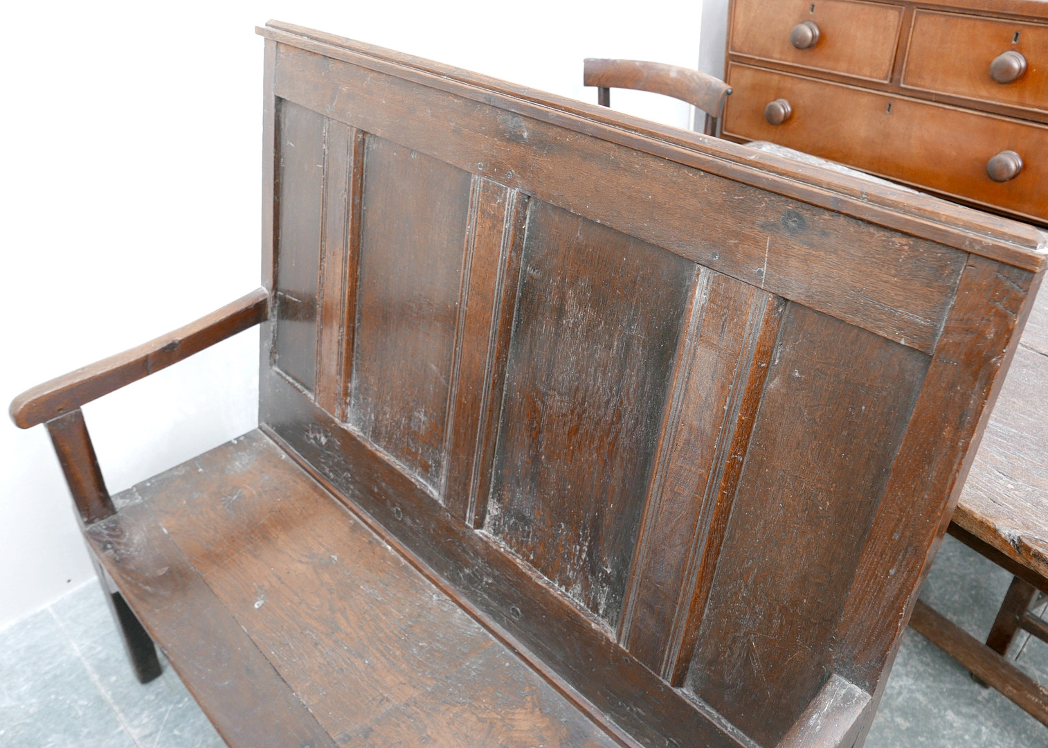 AN 18TH CENTURY OAK SETTLE.