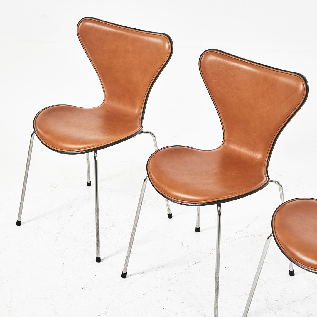 ARNE JACOBSEN. stolar, 3 st., "Sjuan", Fritz Hansen, cognacsfärgat skinn.