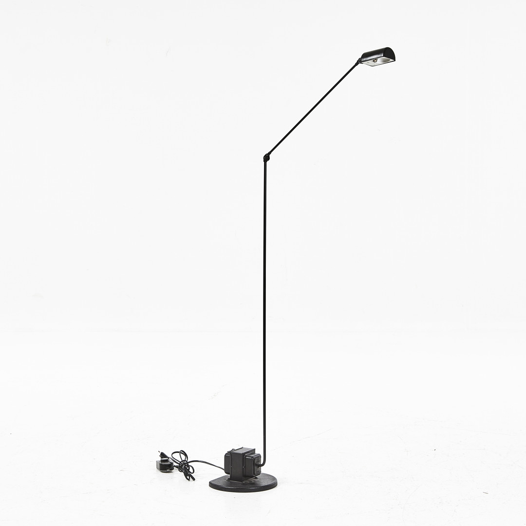 GOLVLAMPA, "Daphine terra", svartmålad, metall och gjutjärn, roterbart lamphuvud, Lumina.