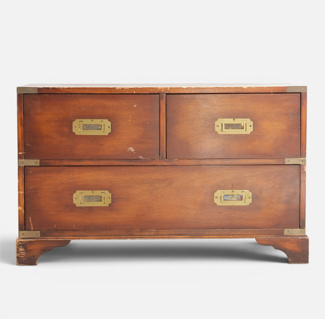 “Military chest” af mahogni med beslag og greb af messing. 20. årh.