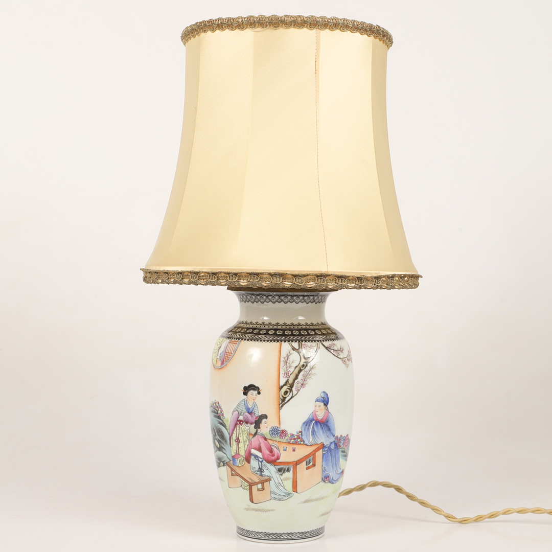 BORDSLAMPA, porslin med textilskärm, Kina, 1900-tal.