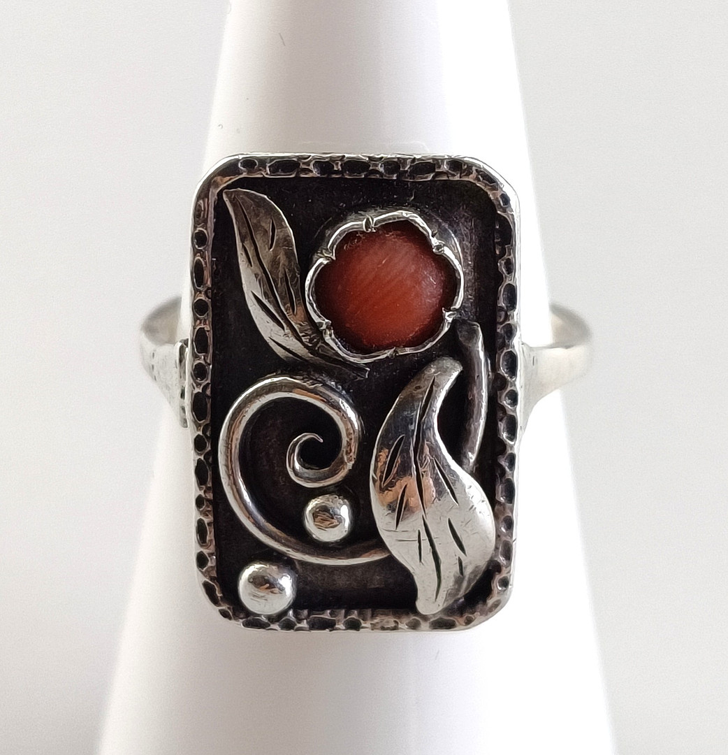 Konvolut Silberschmuck mit Korallenbesatz, florale Dekore.