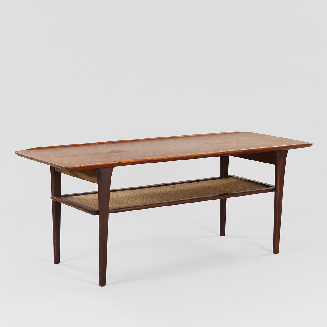 DANSK MØBELDESIGN. Sofabord af teak med kehlet kant, underliggende hylde med flet, 1950/60'erne.
