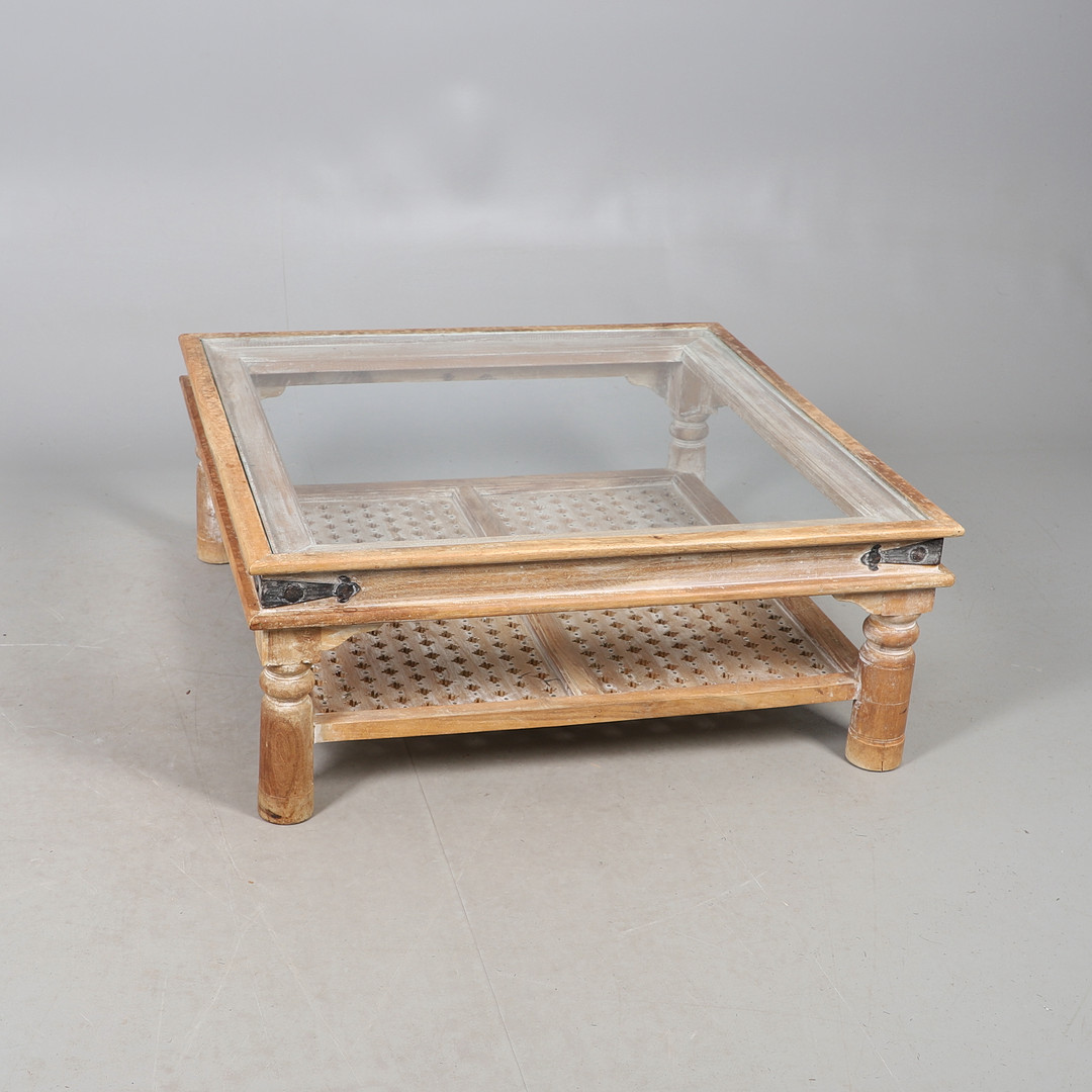 A MODERN SQUARE LIMED COFFEE TABLE.