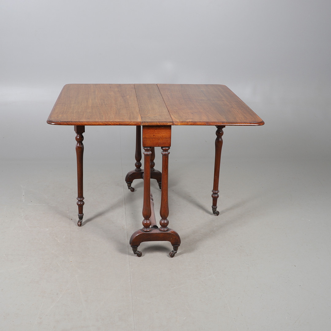A LARGE VICTORIAN MAHOGANY SUTHERLAND TABLE.