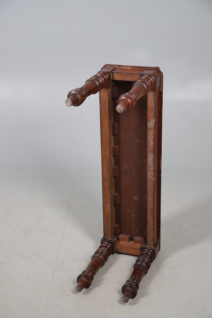 A VICTORIAN MAHOGANY WINDOW SEAT.
