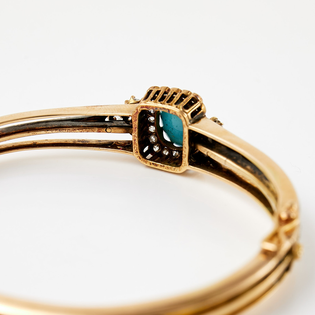 ARMBAND. 14/18 k guld, cabochonslipad turkos, dekor av gammalslipade diamanter samt rosenslipade diamanter, Tyskland 1800-talets slut.
