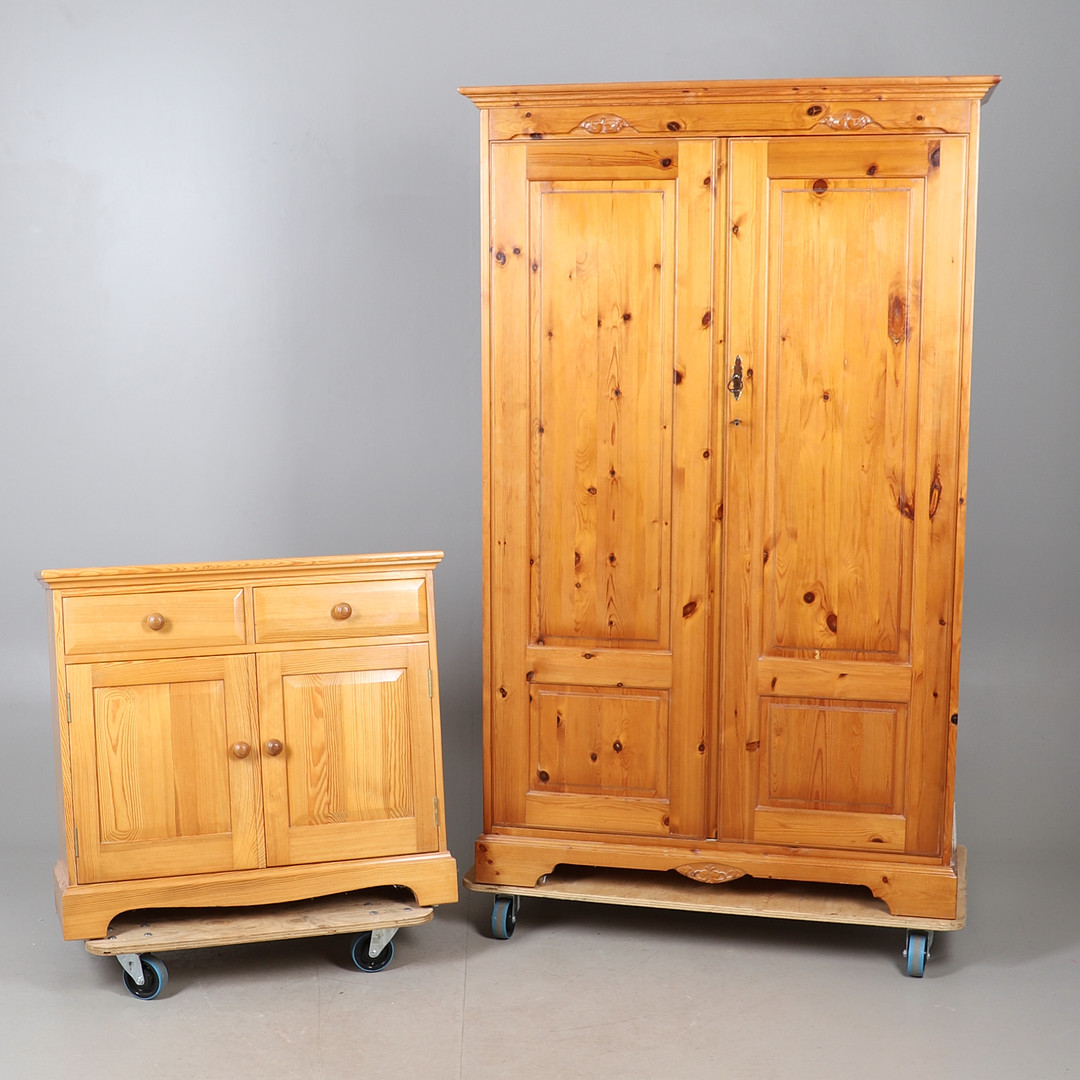 MODERN PINE WARDROBE AND CHEST OF DRAWERS.