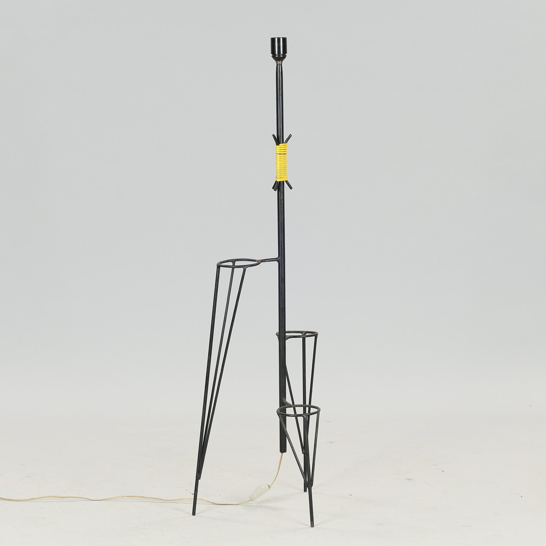 Trebenet standerlampe af sortlakeret stål, stamme beviklet med gul plast, ca. 1960'erne.