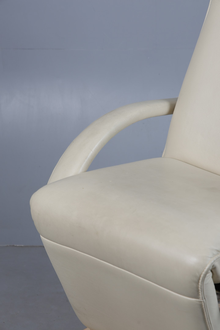 A MID 20TH CENTURY FAUX LEATHER RECLINING ARMCHAIR.