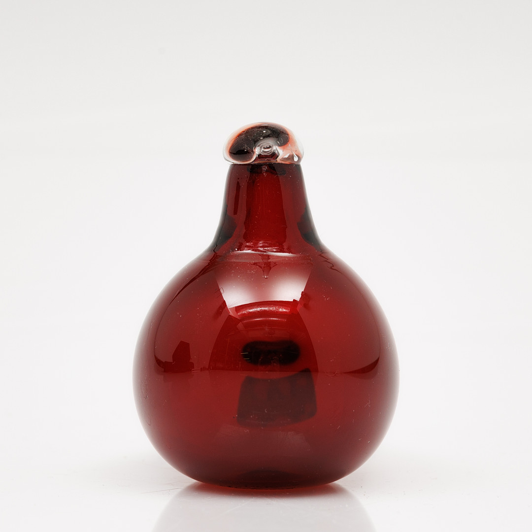 OIVA TOIKKA. Fågel, "Liten röd Tärna", Iittala, röd glasmassa, signerad.