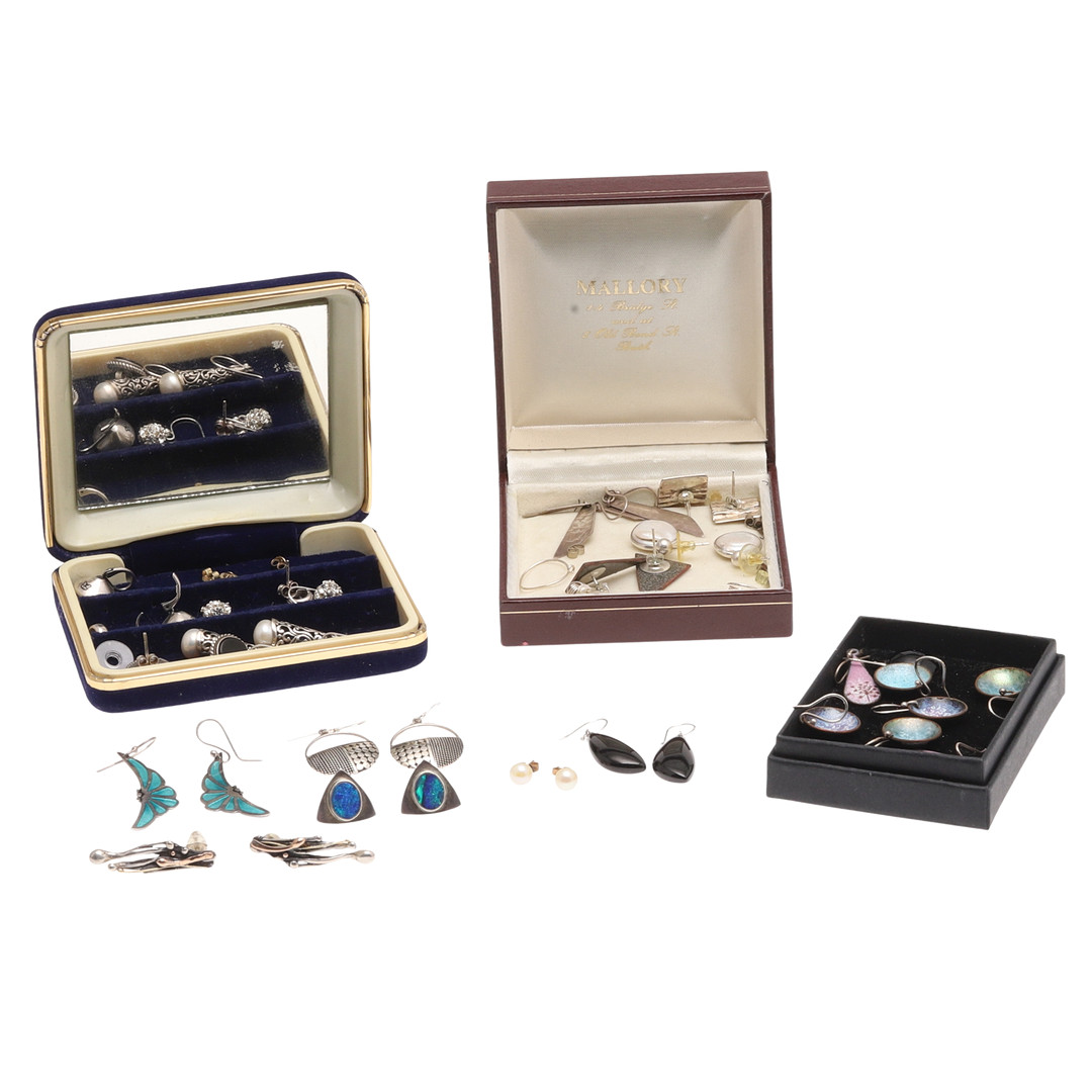 A QUANTITY OF SILVER AND OTHER EARRINGS.