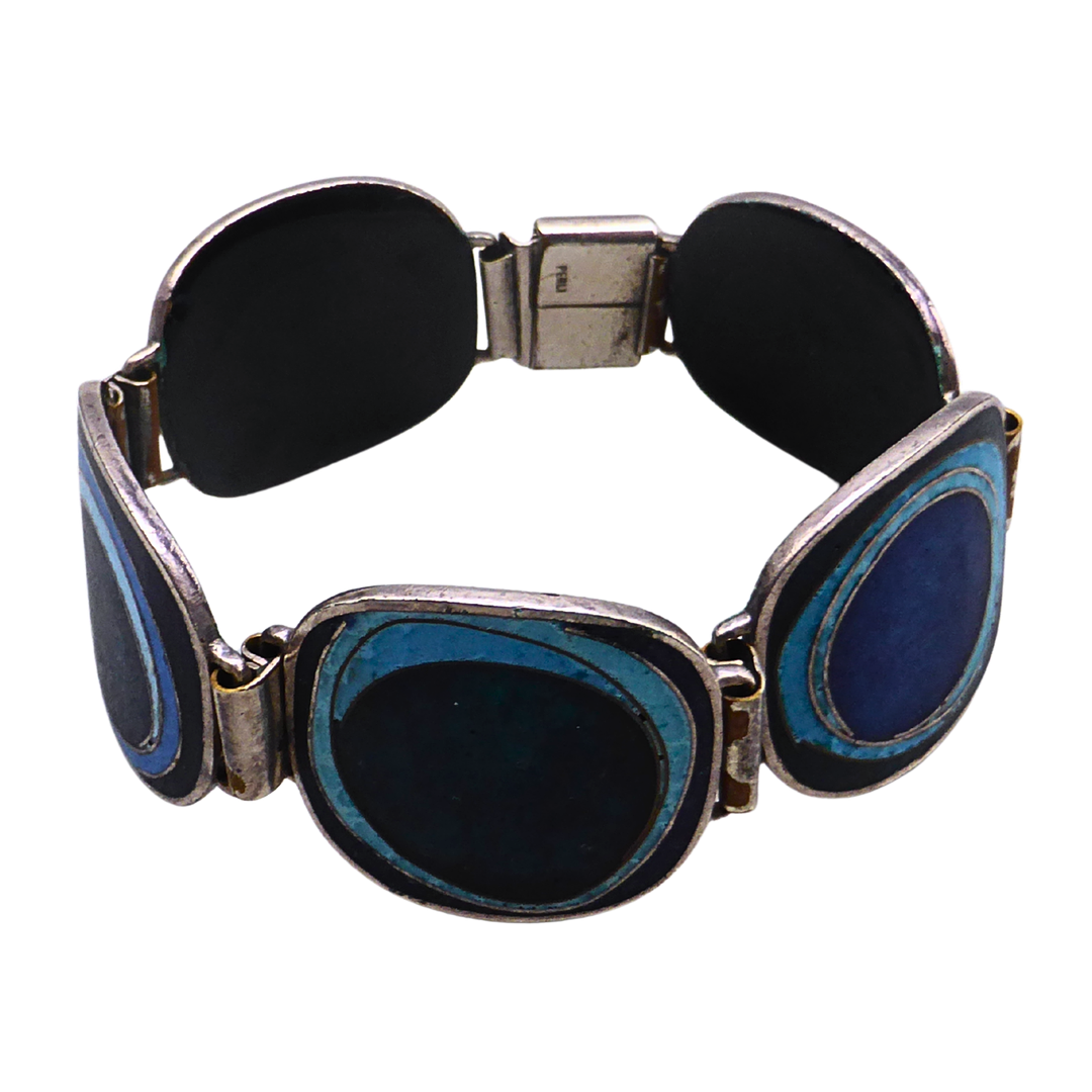 EMAILLE-GLIEDERARMBAND IN BLAUTÖNEN.