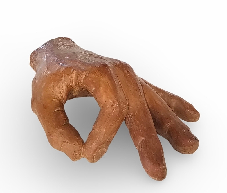 Escultura de mano en terracota.