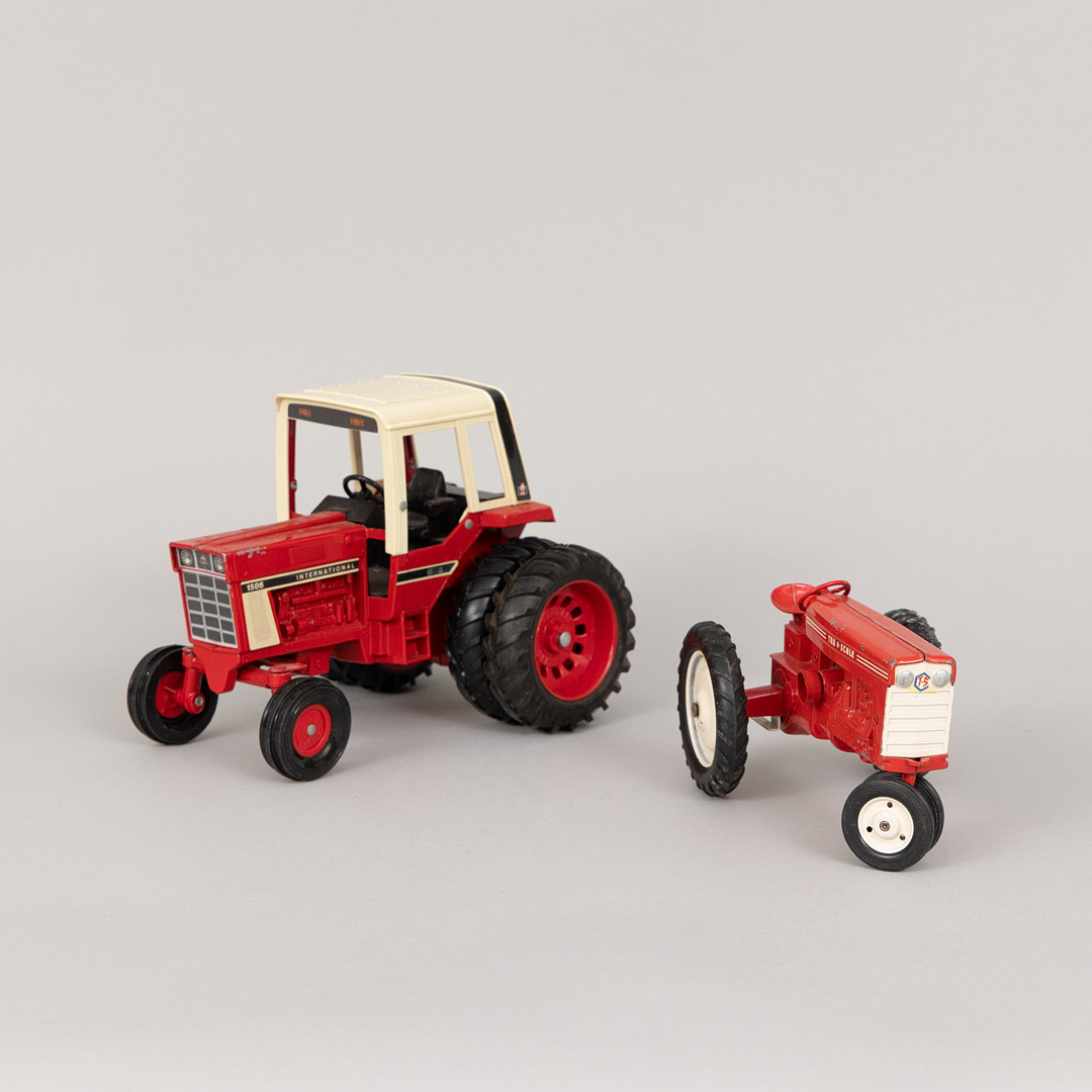 LEKSAKSTRAKTORER, 2 st, metall/plast, Tru Scale samt "International 1586", Ertl Toys, USA, 1900-tal.