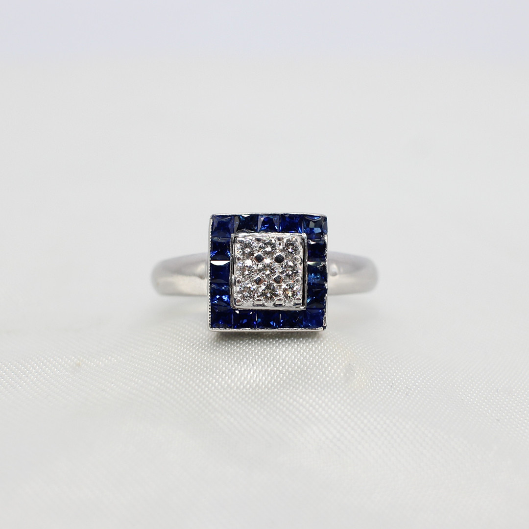 DIAMOND & SAPPHIRE CLUSTER RING.