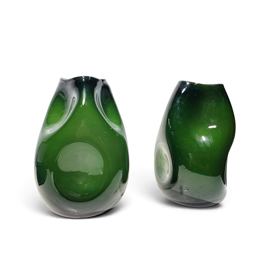 Pareja de jarrones en cristal de murano color verde.