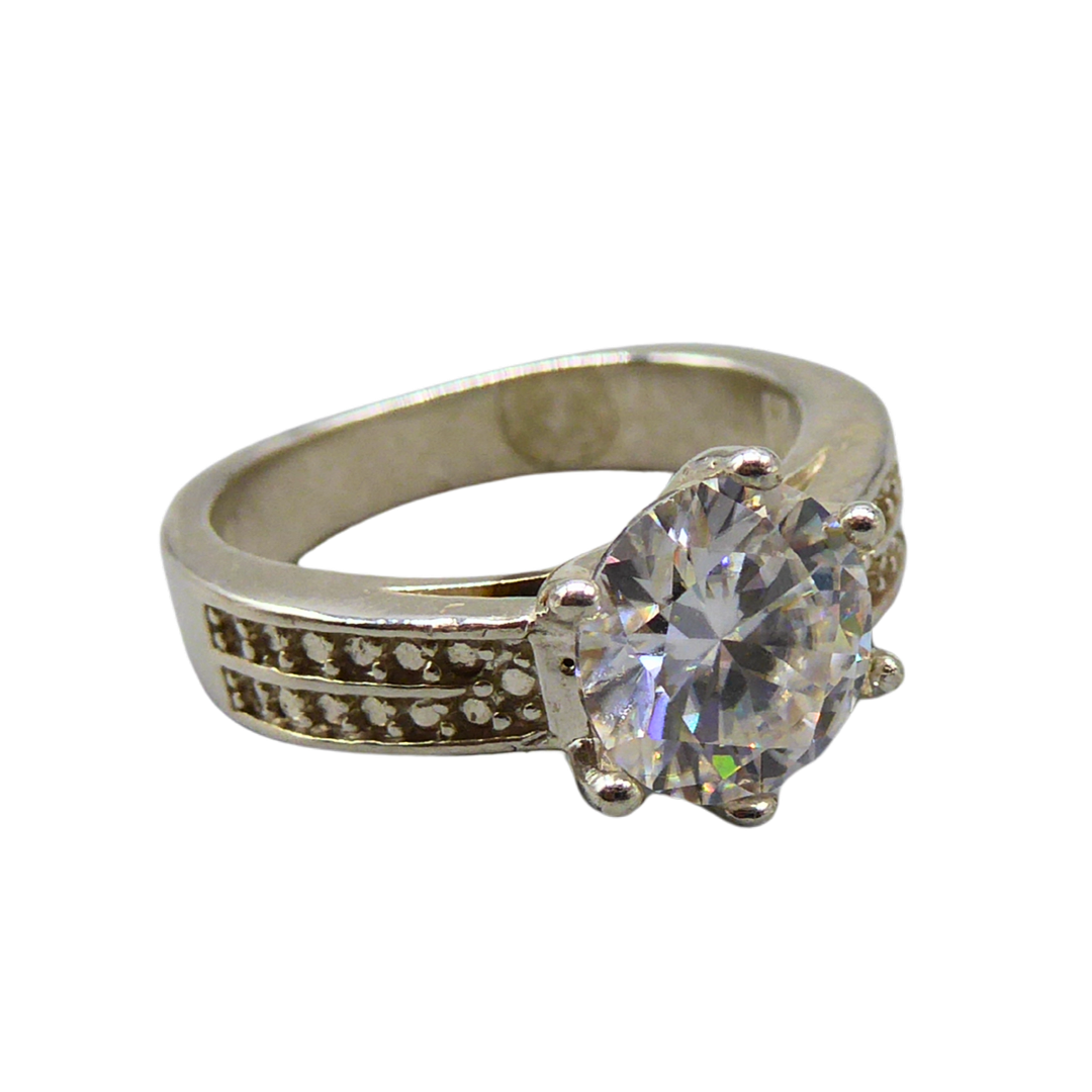 925ER SILBER RING MIT EINEM MOISSANITE VON 2CT BESETZT, ZERTIFIKAT ANBEI.