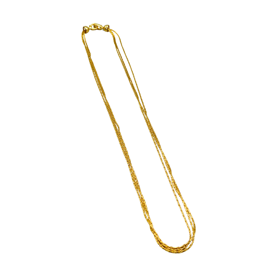 3- REIHIGE HALSKETTE AUS METALL IN DER FARBE GOLD.