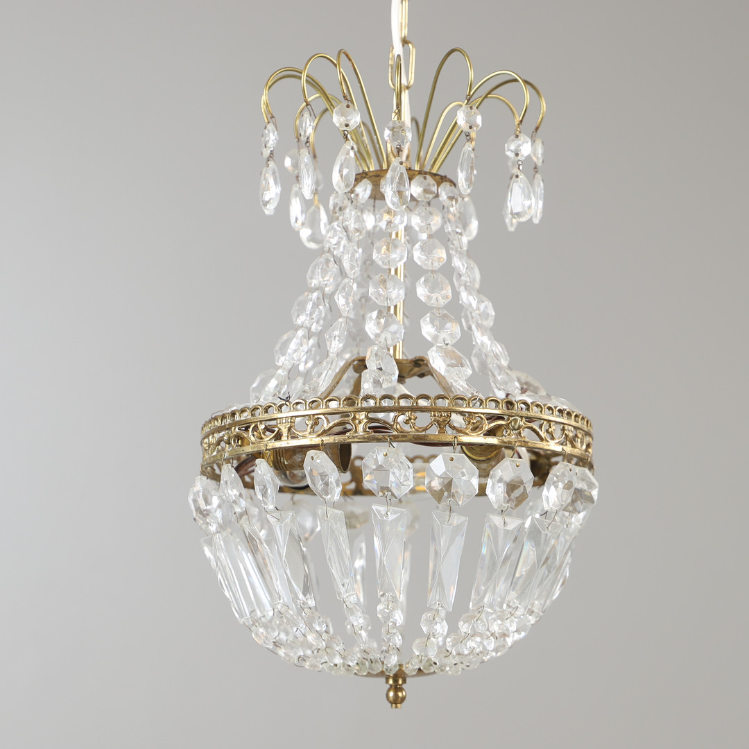 TAKLAMPA, mässing med prismor, 1900-talets senare del.