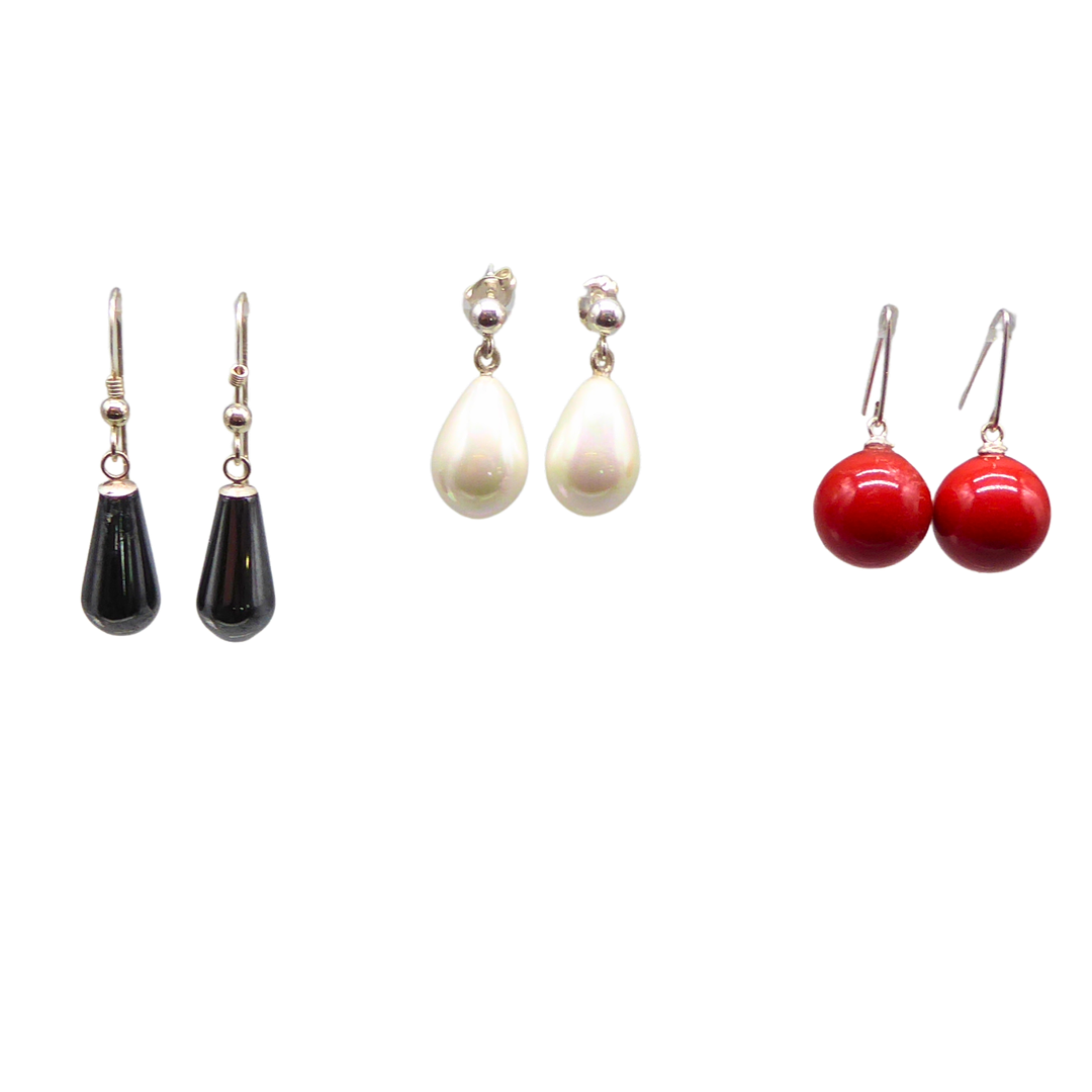 2 PAAR HÄNGEOHRRINGE UND 1 PAAR OHRSTECKER, SCHWARZER ONYX, KORALLE UND SÜSSWASSERPERLE UND 925ER SILBER.