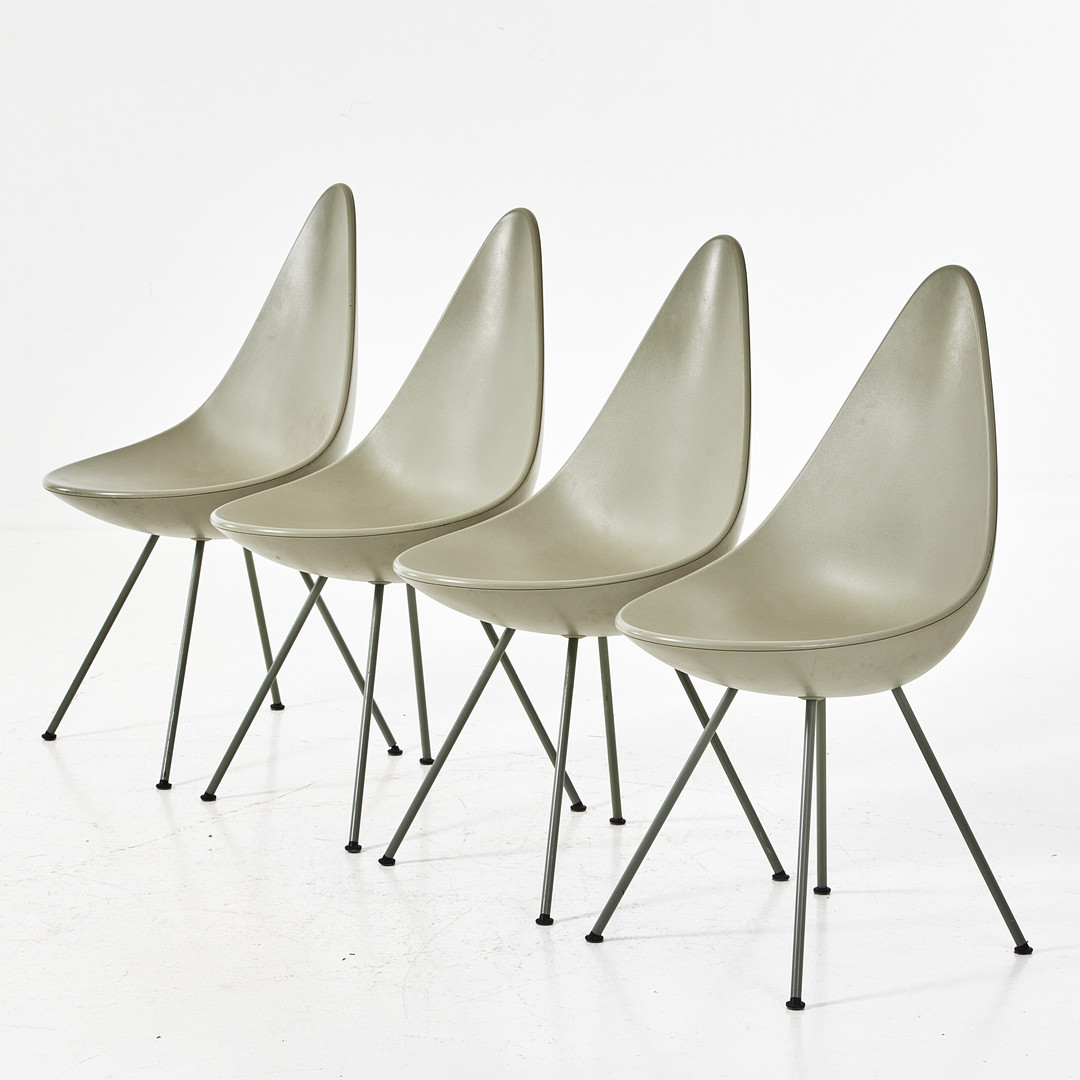 ARNE JACOBSEN. Stolar, "Droppen 3110", 4 st., sits av plast, ben av metall, etikettmärkta Fritz Hansen, samtida tillverkning.