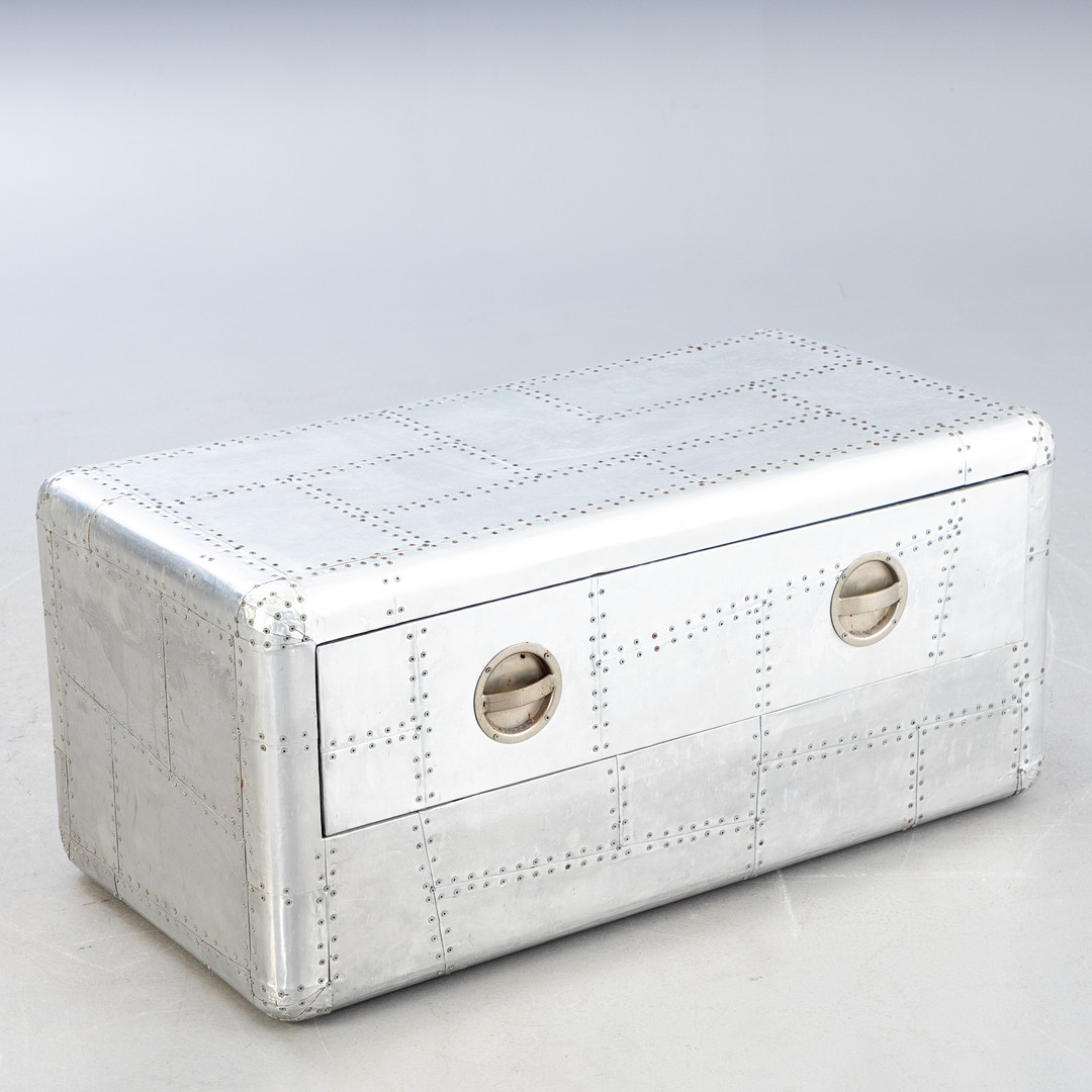 Sofatisch / Kommode aus Aluminium, 'Aviator Design'.