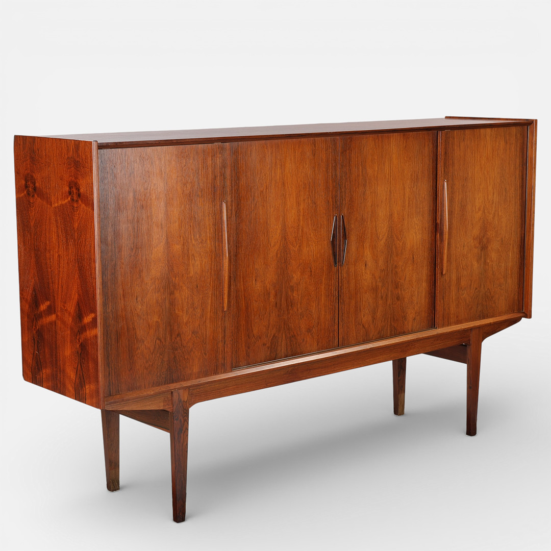 DANSK MØBELDESIGN. Skænk af palisander med skydelåger, Farsø Møbelfabrik, Danmark, ca. 1960'erne.