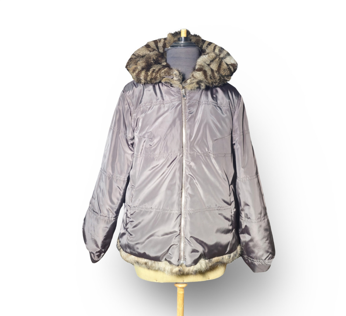 Chaqueta reversible en animal print en tonos marrones. Desmontable.