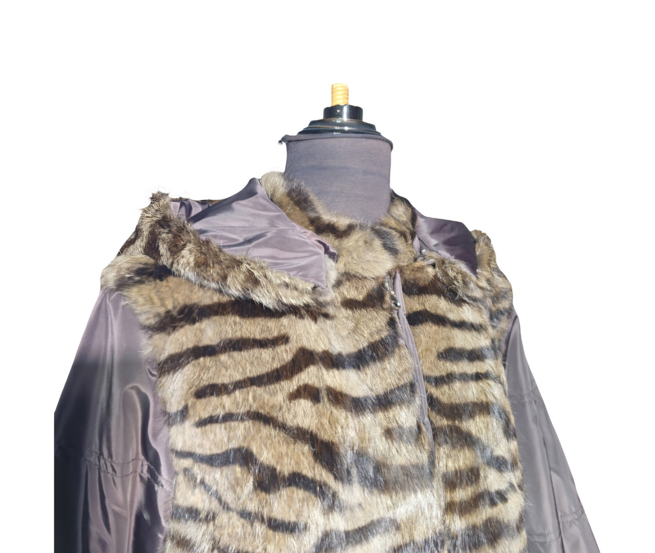 Chaqueta reversible en animal print en tonos marrones. Desmontable.