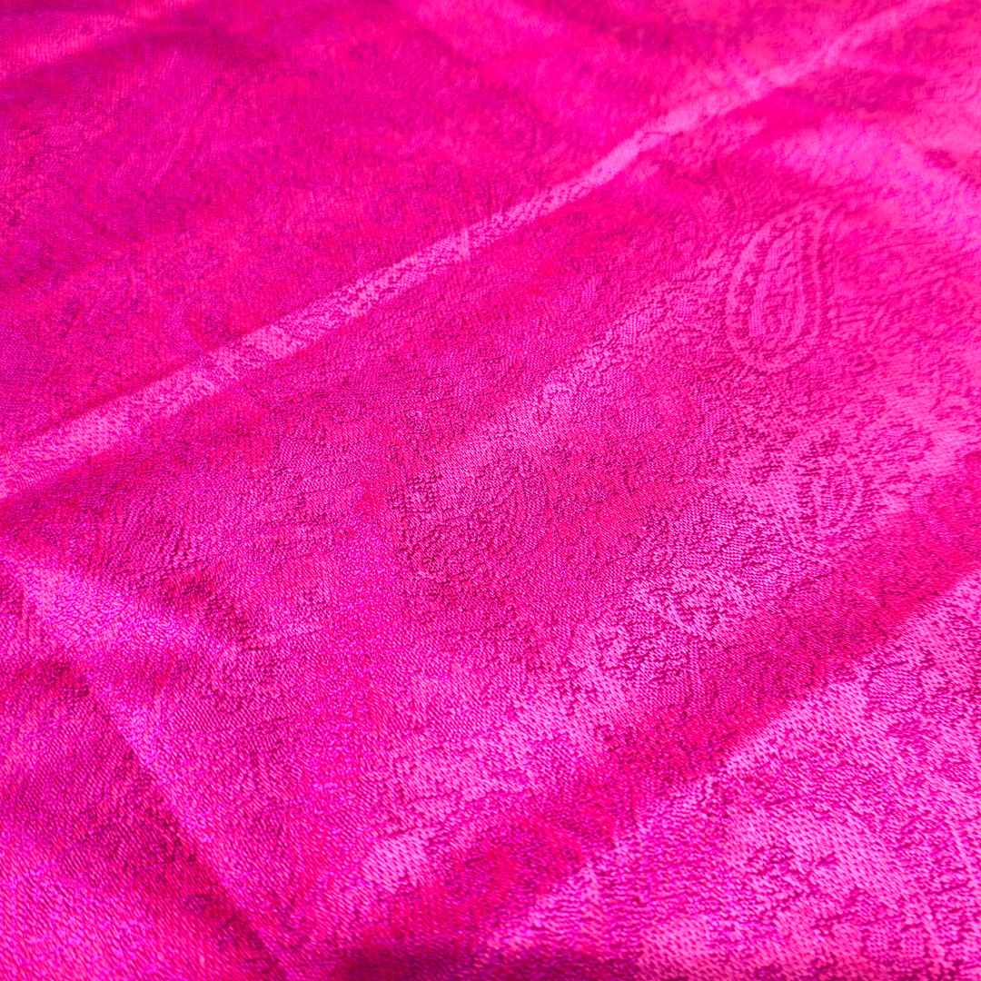 Chal de seda y cachemire color fresa con tiras y discreta tira dorada.